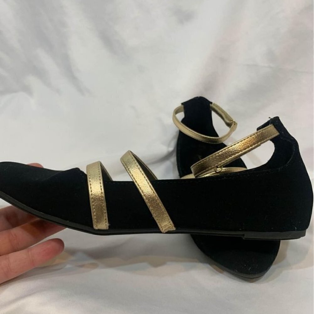 GIRLS American eagle shoes. Brand new. Never worn. Size 3.5. $20. Black/gold. - Picture 2 of 6